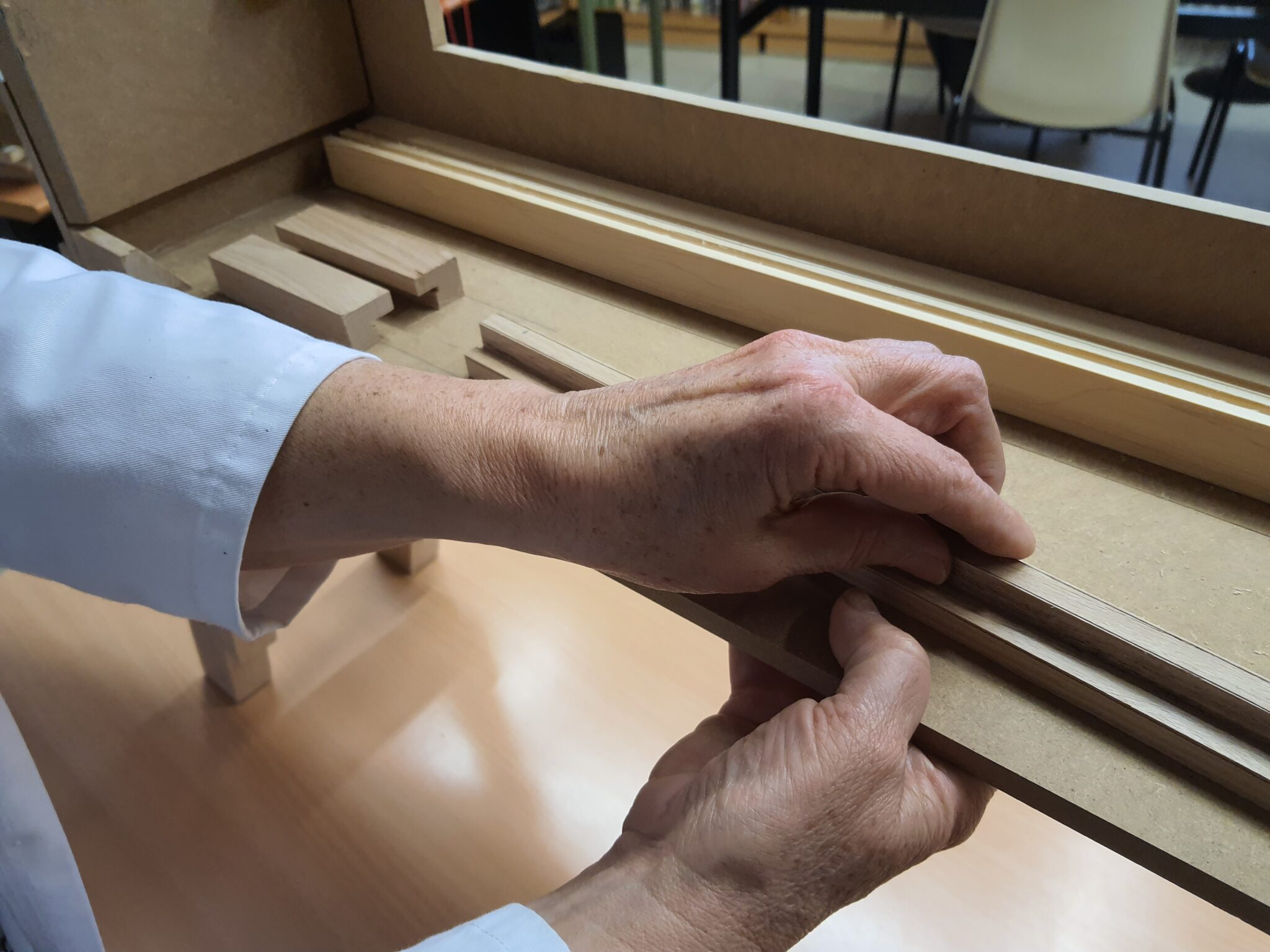 suitcase_hands