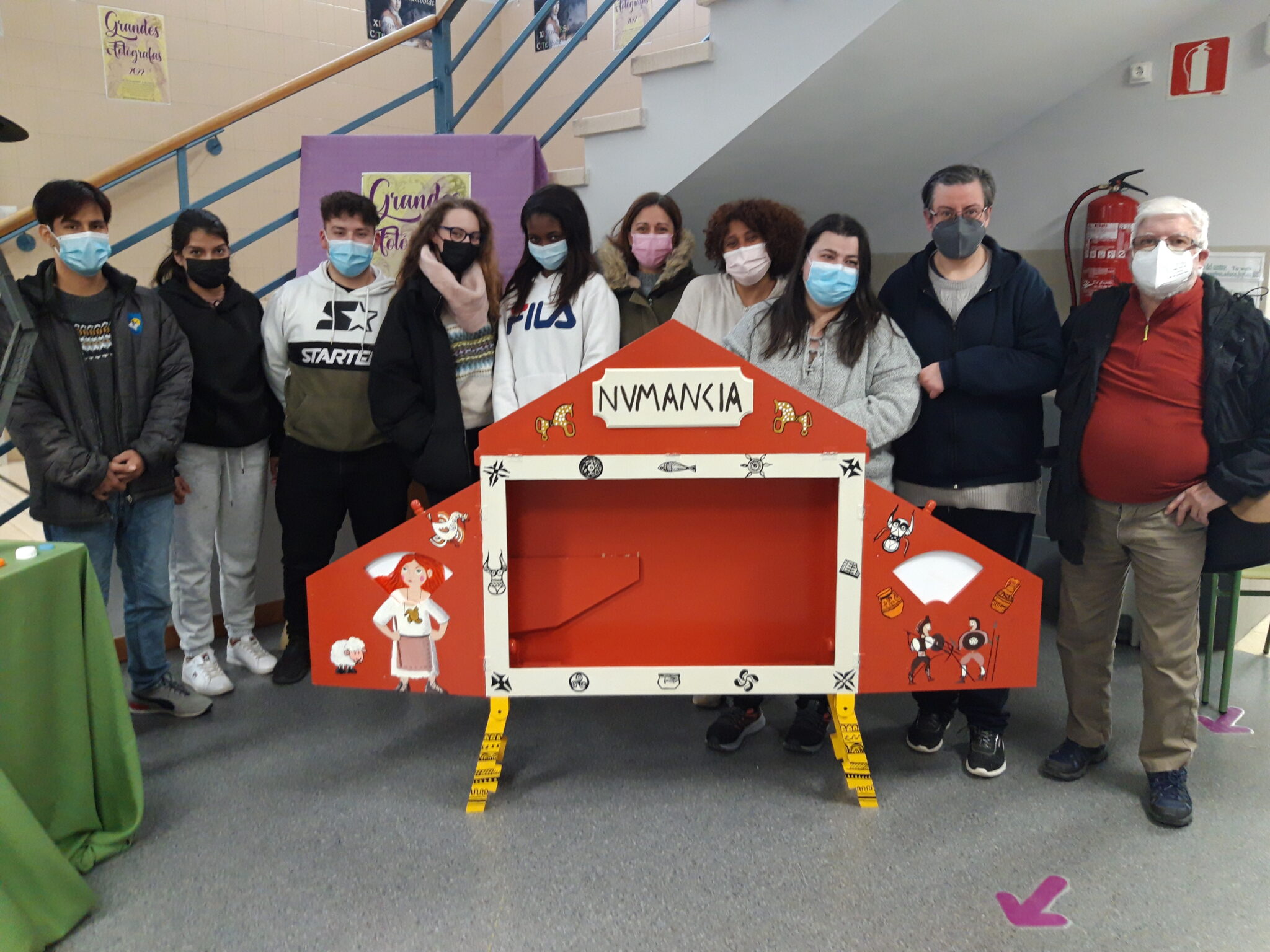 alumnos del CEPA con el teatrillo (1)